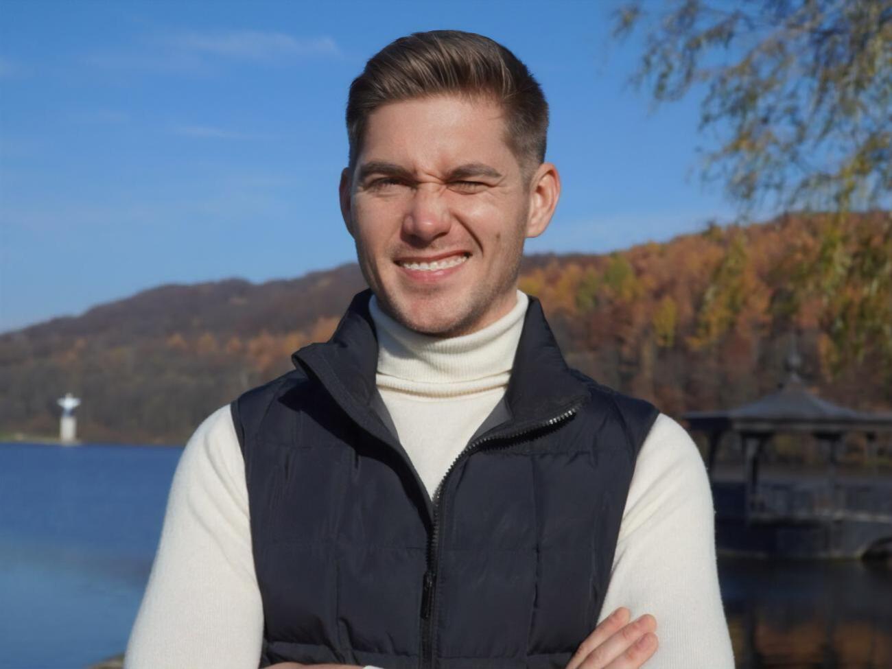 Остапчук сфотографировал, как дети тренируются, а родители светом автомобильных фар освещают им поле