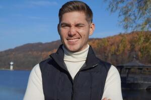 Остапчук сфотографировал, как дети тренируются, а родители светом автомобильных фар освещают им поле