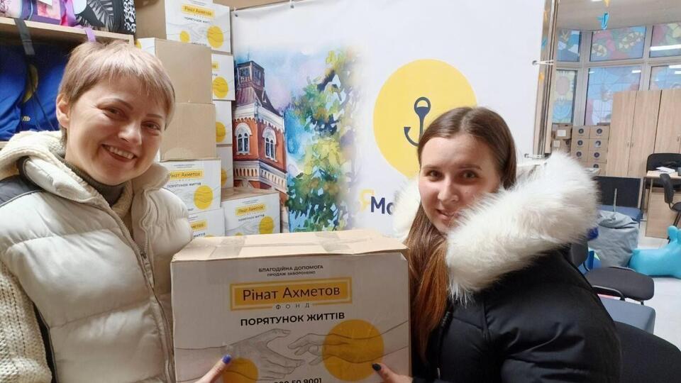 В общей сложности до конца года для переселенцев из Мариуполя будет передано 40 тысяч гигиенических наборов от Фонда