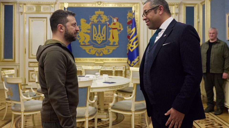 Великобритания "стоит плечом к плечу с Украиной", заявил Клеверли