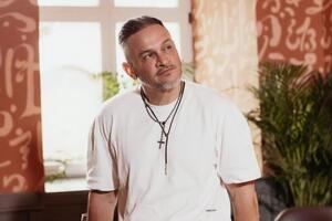 Хименес-Браво показал, чем занимается дома, когда нет света
