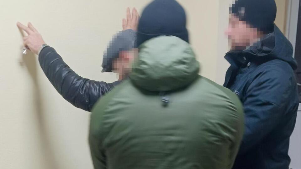В ходе обыска по месту временного пребывания задержанного в Киеве правоохранители обнаружили у него российские паспорта