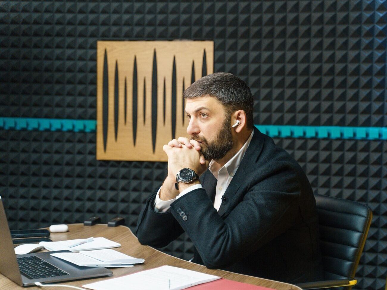 Гройсман:&nbsp;Я тогда еще так удивился... Говорю: "Они и так нас видят и слышат. Зачем так усиливать?"