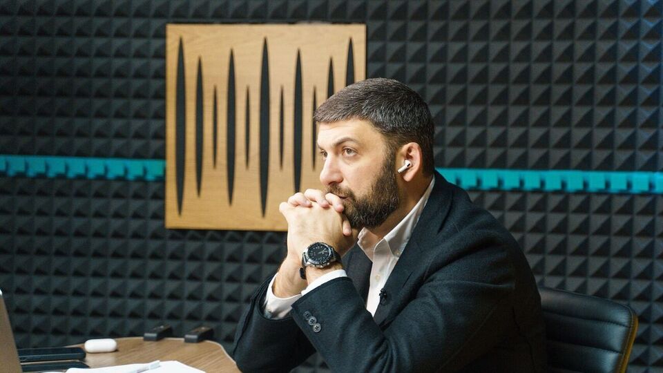 Гройсман: Я тоді ще так здивувався... Кажу: "Вони й так нас бачать і чують. Навіщо так посилювати?"