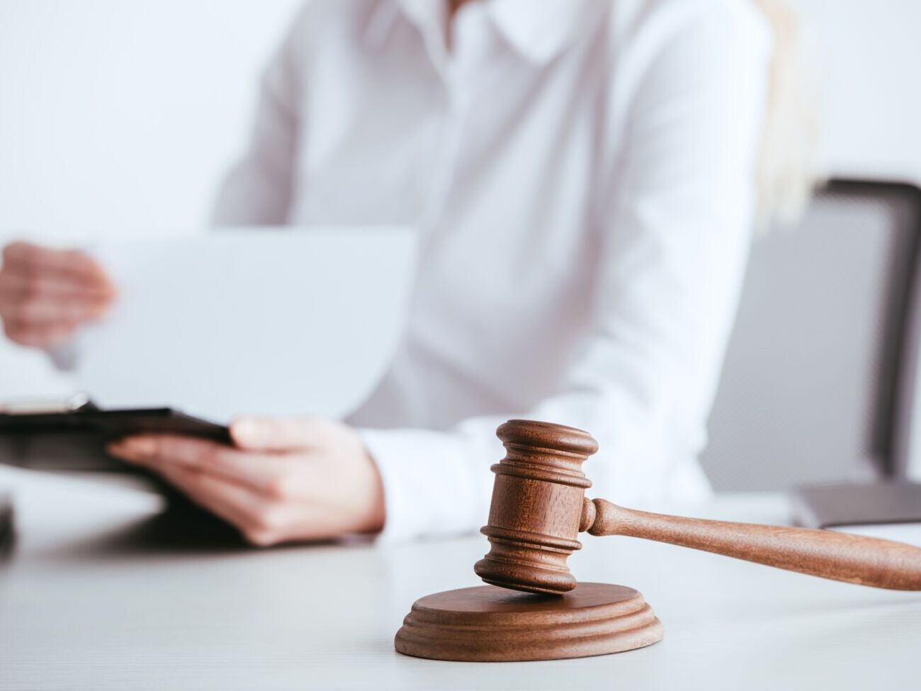 Прокурор довів у суді, що російський окупант забирав у жителів села в Чернігівській області мобільні телефони і гроші