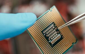 Без чипов с поддержкой ГЛОНАСС иностранного производства россиянам придется с нуля строить собственную микроэлектронику, считают в ГУР