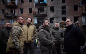 Зеленский осмотрел дом, поврежденный в результате обстрела РФ