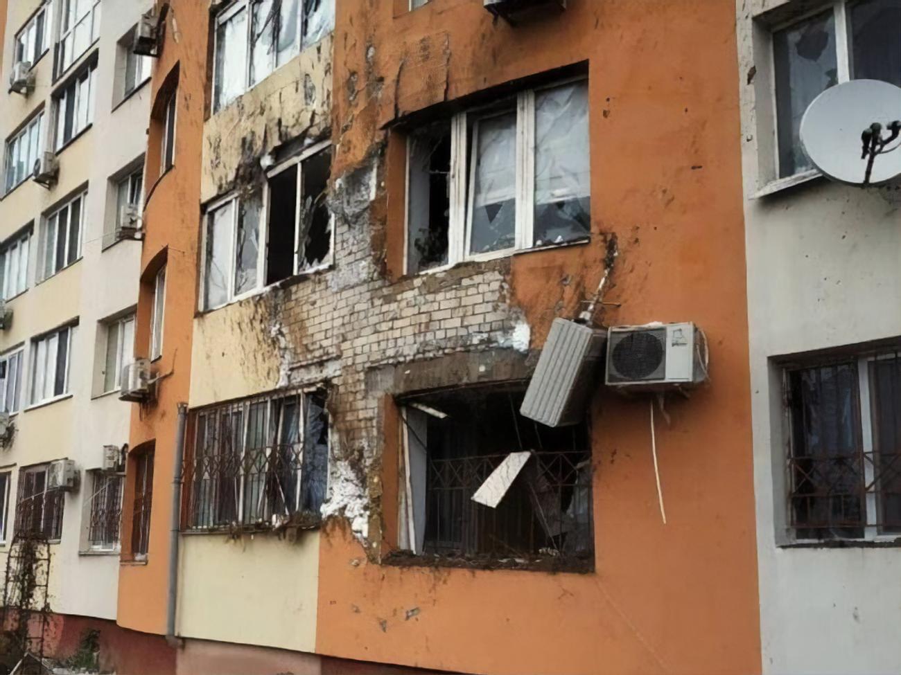 Из-за массированного вражеского обстрела по Херсону 24 ноября пострадали частные и многоэтажные дома, отметили в горсовете
