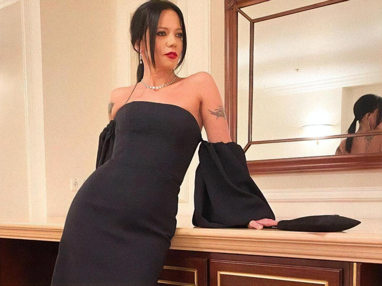 Горова народилася 1977 року в Києві