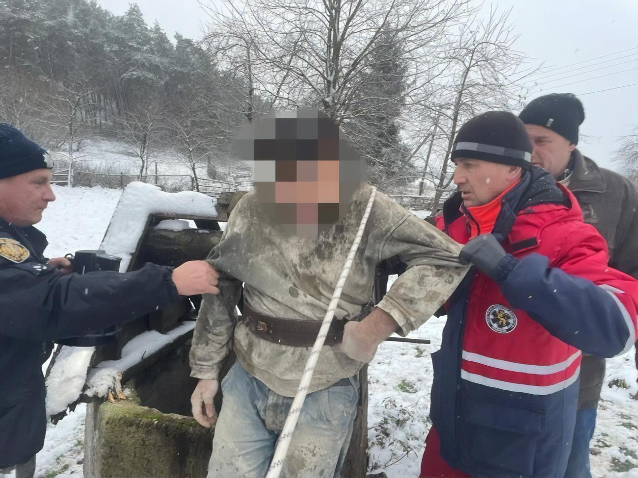 Мужчину вытаскивали из колодца спасатели и полицейский