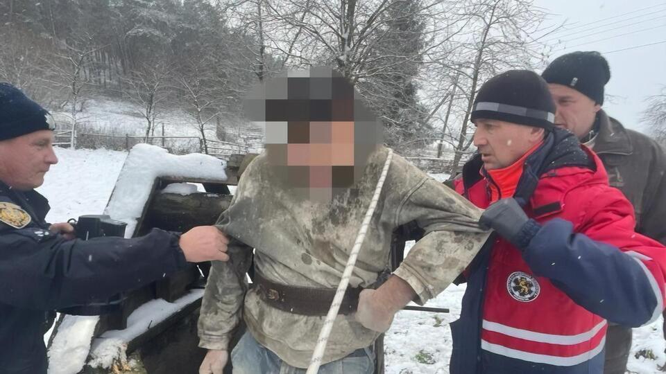 Мужчину вытаскивали из колодца спасатели и полицейский