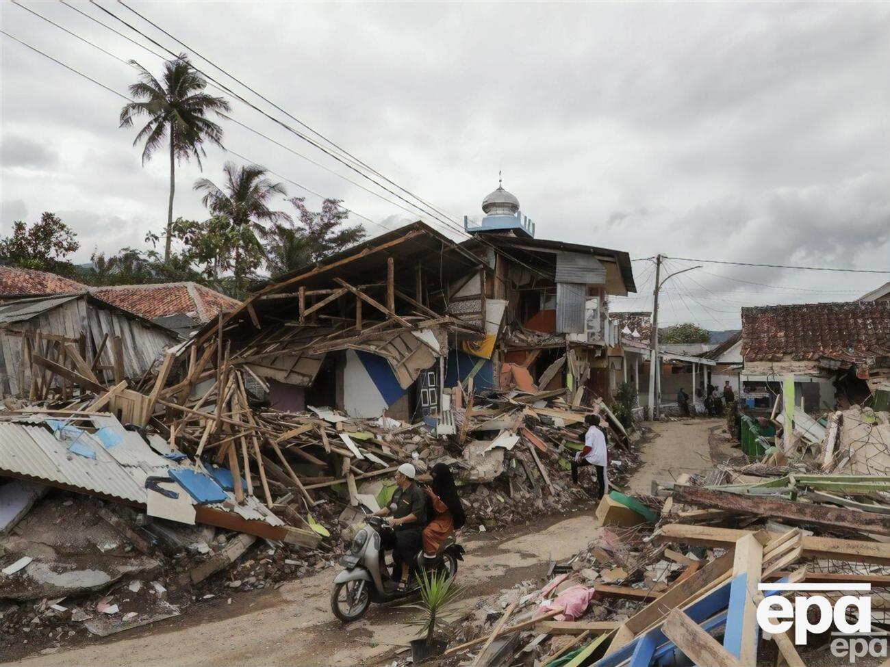 Пропавшими без вести остаются, по данным местных властей, 24 человека