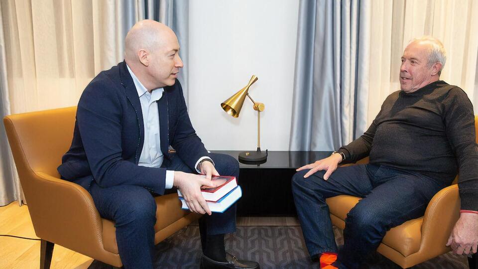 У вересні 2022 року мін'юст Росії заніс до реєстру "іноземних агентів" Гордона. Тоді ж російський мін'юст до списку "іноагентів" заніс і Макаревича