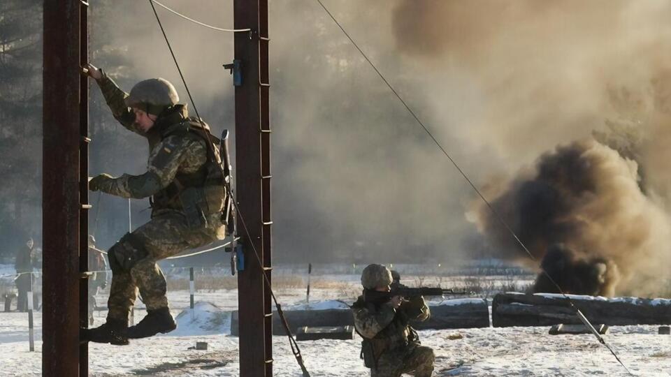 Українські воїни (на знімку) краще екіпіровані й підготовлені до зими, вважає низка експертів, зокрема Левін