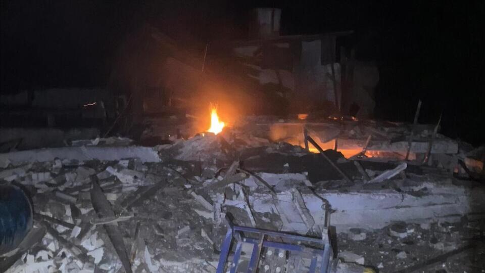 Унаслідок атаки пошкоджено будівлю, почалася пожежа