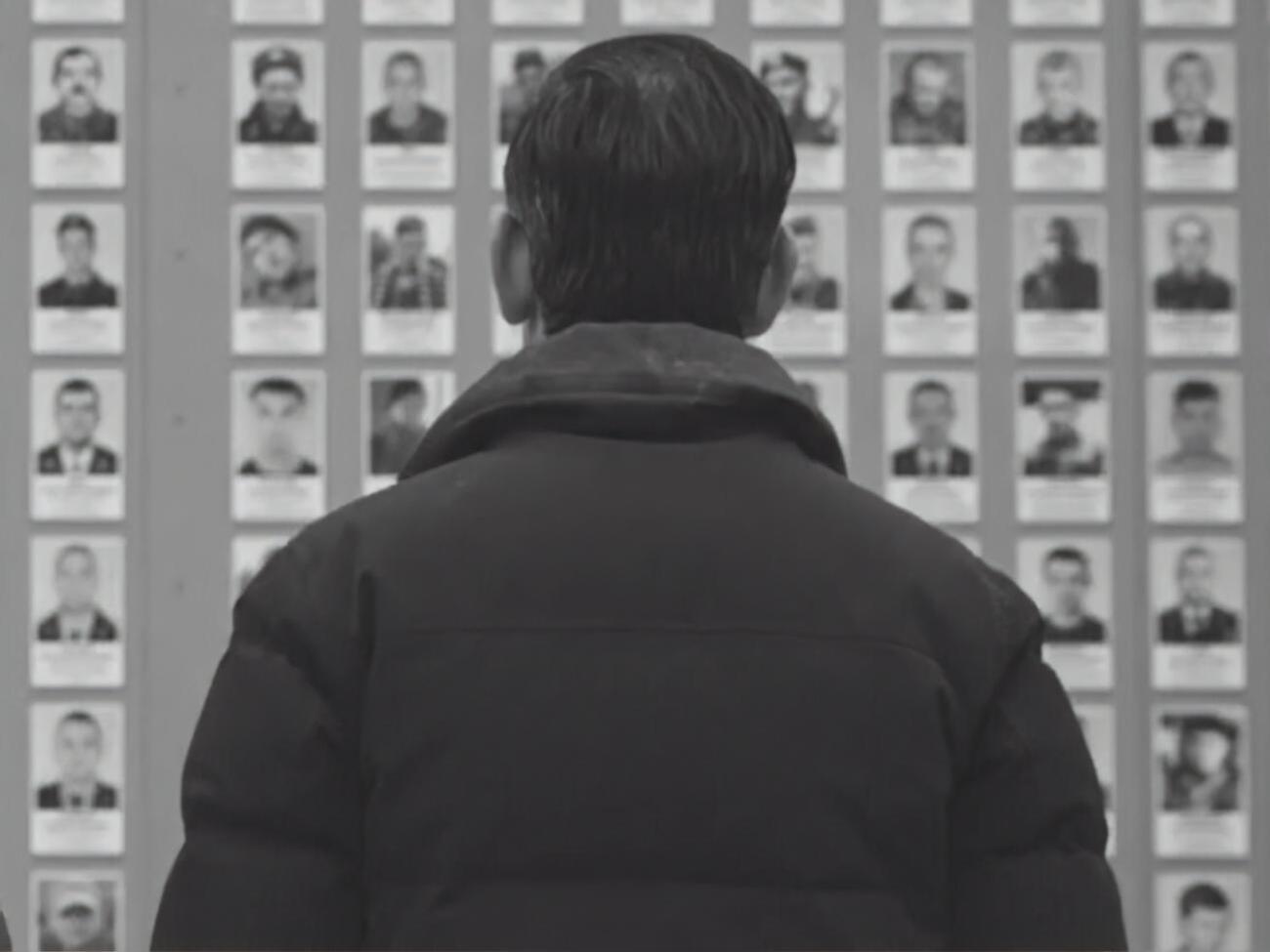 Сунак опубликовал черно-белый ролик