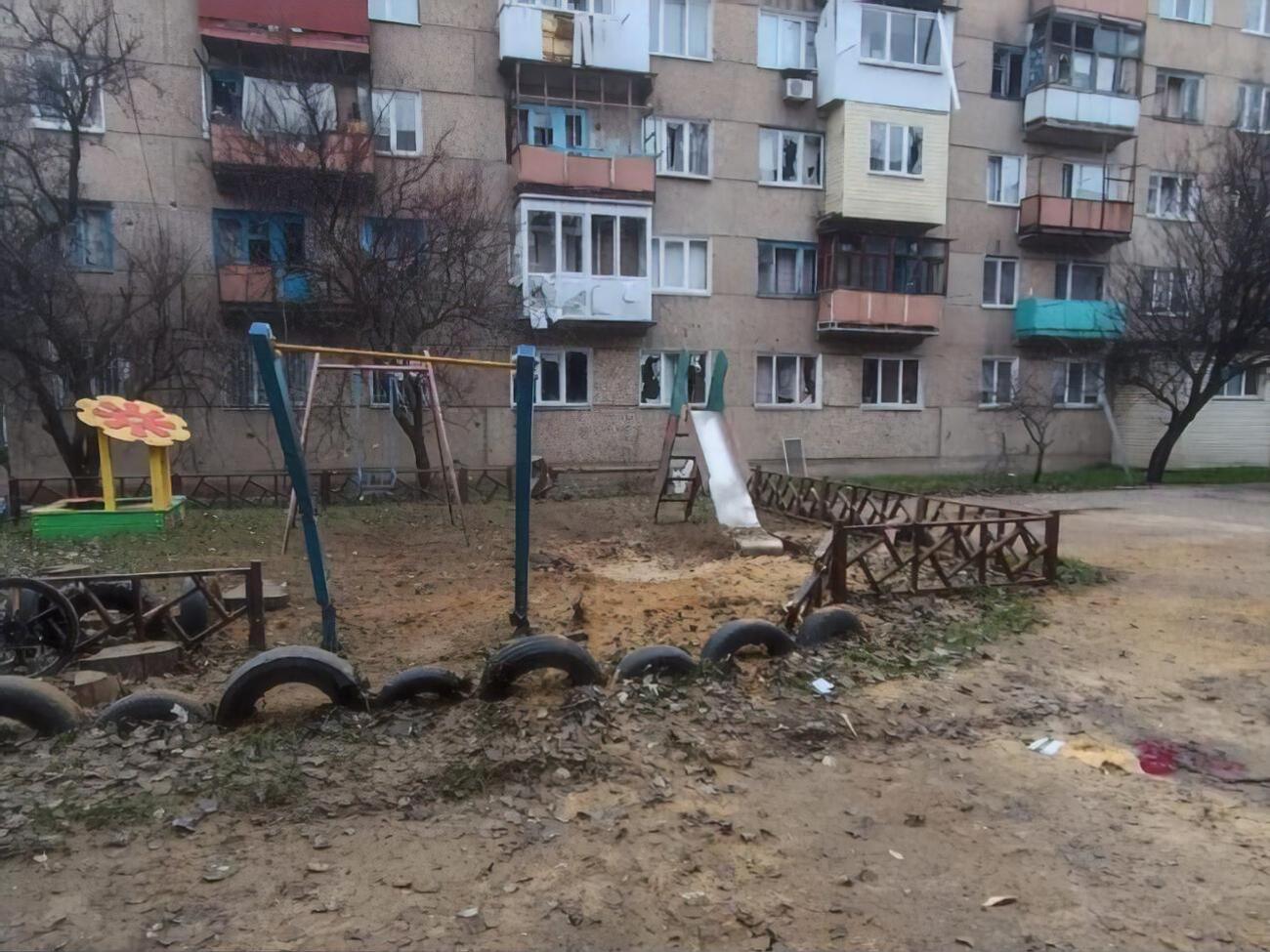 Снаряд ударив у дитячий майданчик під вікнами житлового будинку