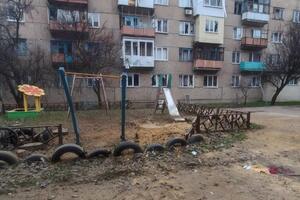 Снаряд ударив у дитячий майданчик під вікнами житлового будинку