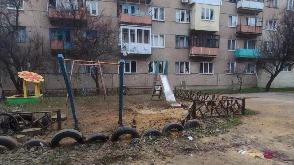 Снаряд ударив у дитячий майданчик під вікнами житлового будинку