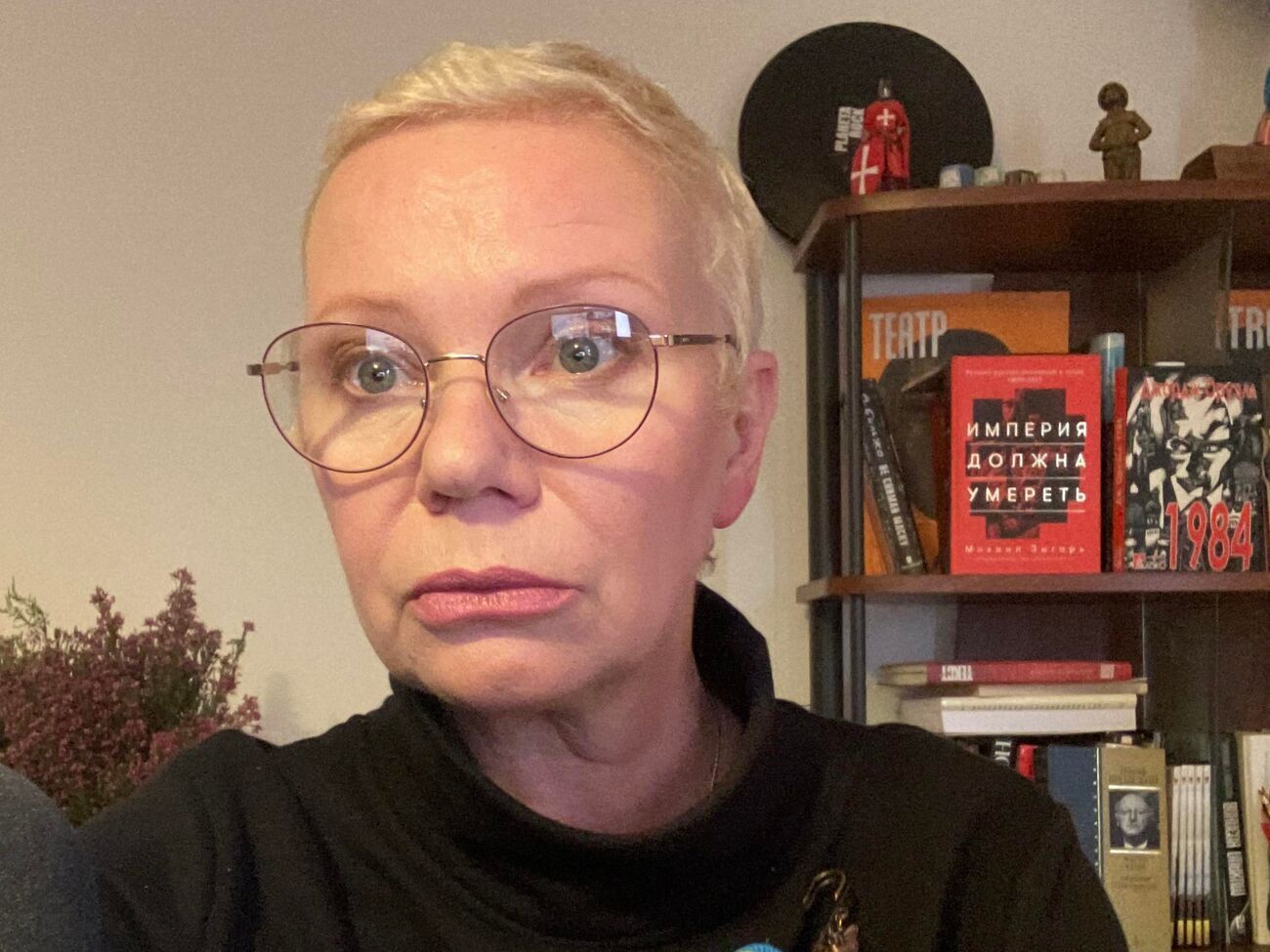 У Лариной есть гипотеза, почему нормальная жизнь в России никак не наладится