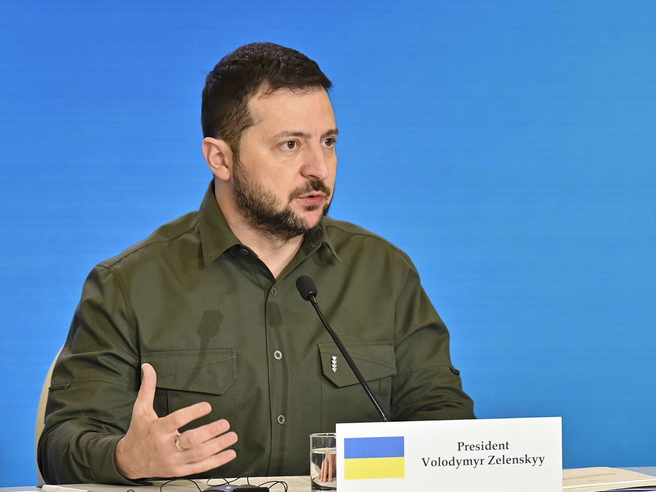 Зеленский подчеркнул, что прорабатываются все сценарии действий в связи с обстрелами