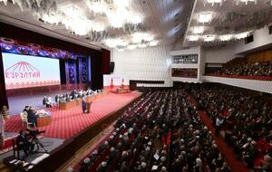 В Госдуме РФ считают "притеснением" русскоговорящих желание властей Кыргызстана защищать государственный язык. На фото – собрание первого Народного курултая страны