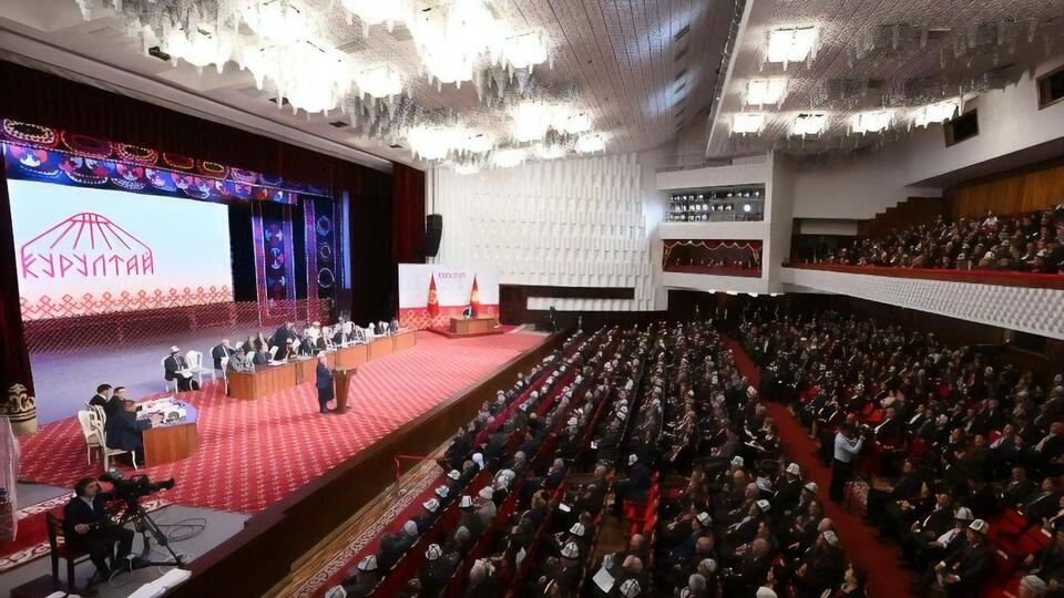 В Госдуме РФ считают "притеснением" русскоговорящих желание властей Кыргызстана защищать государственный язык. На фото – собрание первого Народного курултая страны