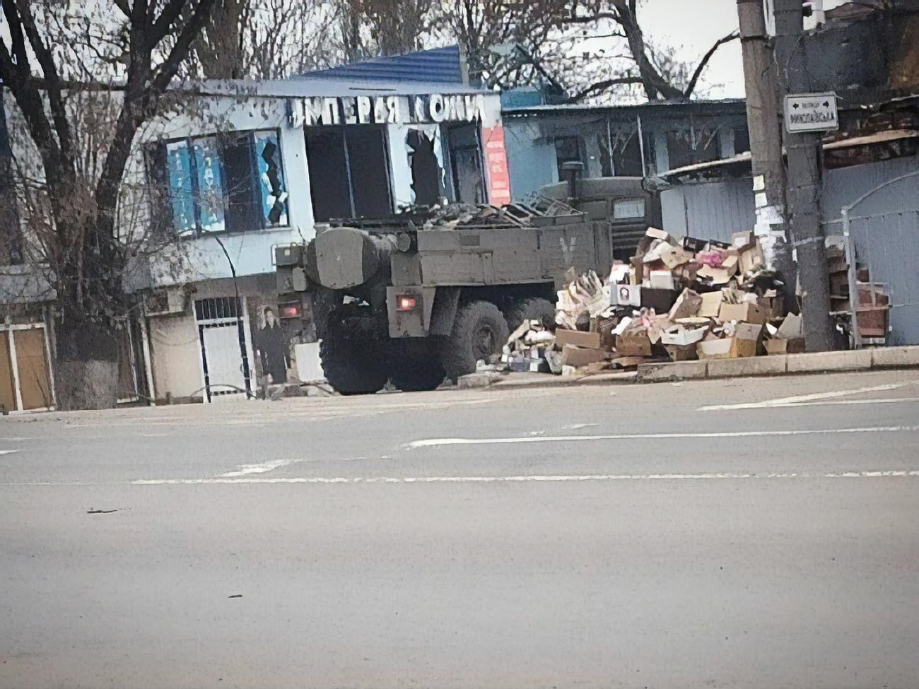 Россияне свозят снаряды на территорию бывшего рынка