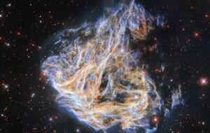 На снимке можно увидеть похожий на пламя остаток сверхновой