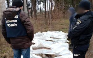 Правоохранители на кладбище в селе Слобожанское эксгумировали фрагменты тел пяти мирных жителей