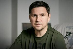 Подоляк: И вообще я бы советовал нам меньше говорить о политизации процесса. Потому что политики в классическом понимании сегодня нет