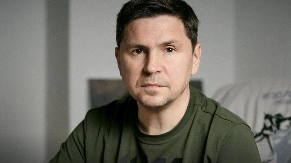 Подоляк: И вообще я бы советовал нам меньше говорить о политизации процесса. Потому что политики в классическом понимании сегодня нет