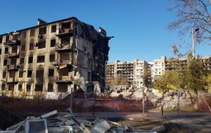 Росіяни зносять пошкоджені ними ж будинки в Маріуполі