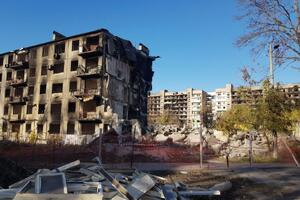 Россияне сносят поврежденные ими же дома в Мариуполе