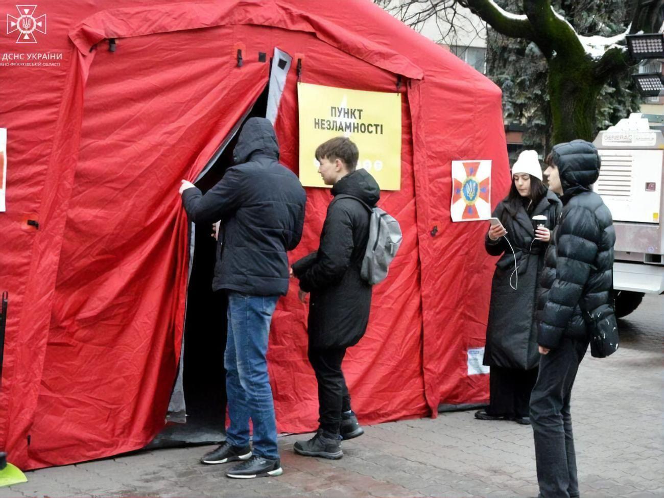 Украинцы могут обращаться в&nbsp;"пункты несокрушимости"&nbsp;до начала комендантского часа, отметили в ГСЧС