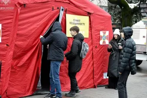 Украинцы могут обращаться в "пункты несокрушимости" до начала комендантского часа, отметили в ГСЧС