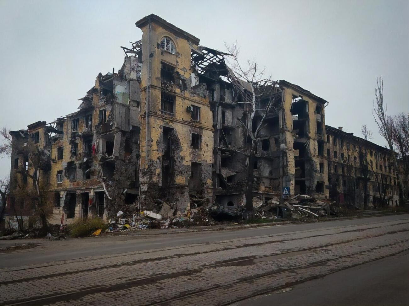 Во время осады Мариуполя&nbsp;1356 многоэтажек были стерты с карты города, еще&nbsp;914 домов россияне собираются снести, сообщали в горсовете