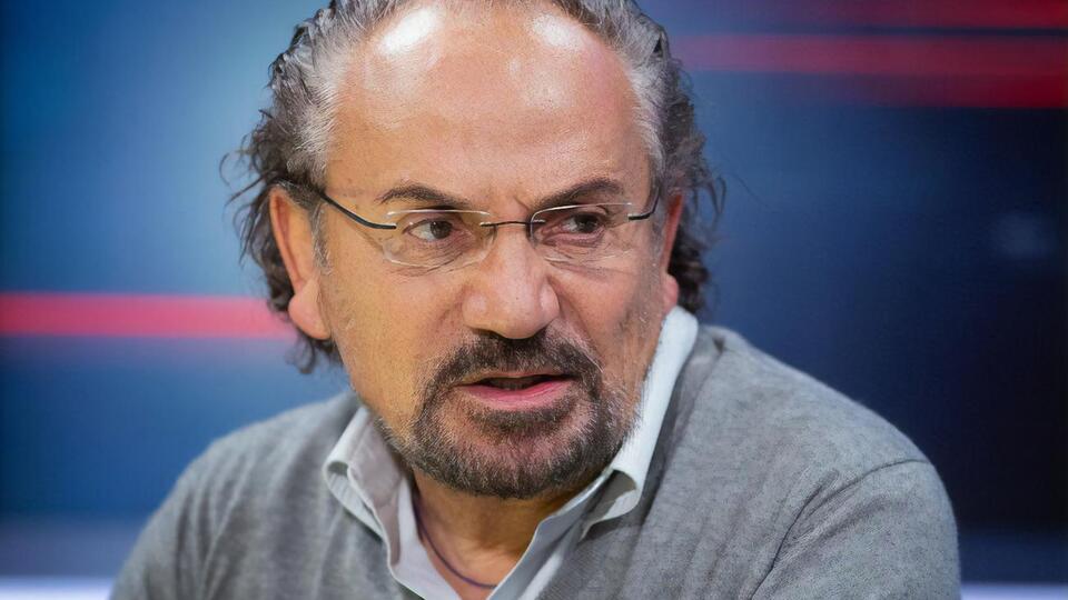 Шустер: Збірна Ірану відмовилася виконувати гімн як жест солідарності із протестувальниками. 26 людей, які ухвалили таке рішення, рятують націю