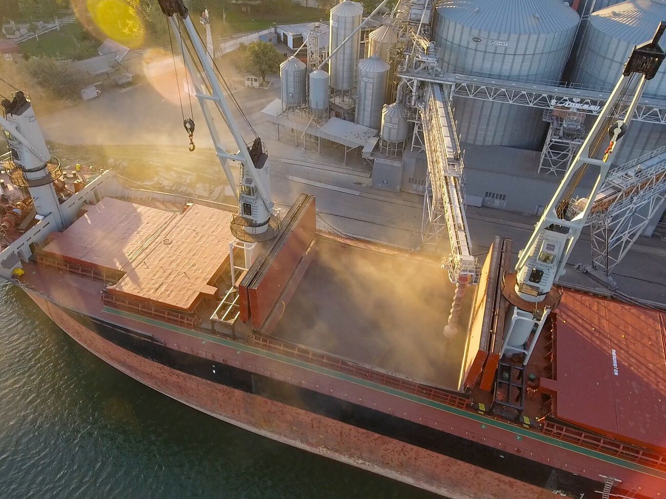 За програмою Grain from Ukraine до кінця наступної весни Україна планує відправити щонайменше 60 суден з агропродукцією до країн, які опинилися під загрозою голоду та посухи