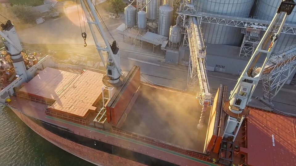 По программе Grain from Ukraine до конца следующей весны Украина планирует отправить по меньшей мере 60 судов с агропродукцией в страны, находящиеся под угрозой голода и засухи