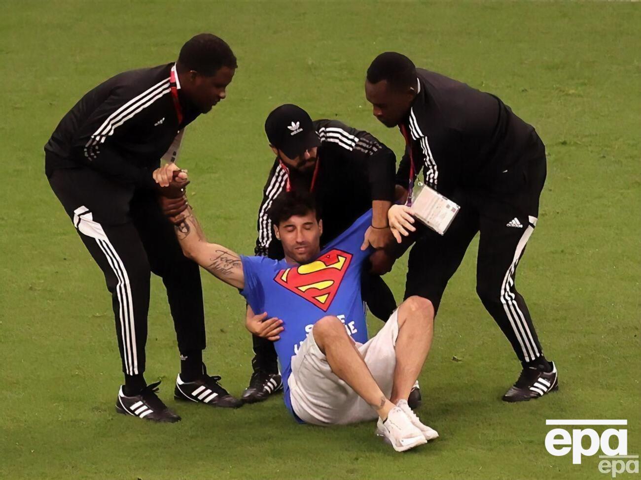 В результате инцидента матч Португалия &ndash; Уругвай&nbsp;был ненадолго прерван