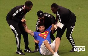 В результате инцидента матч Португалия – Уругвай был ненадолго прерван