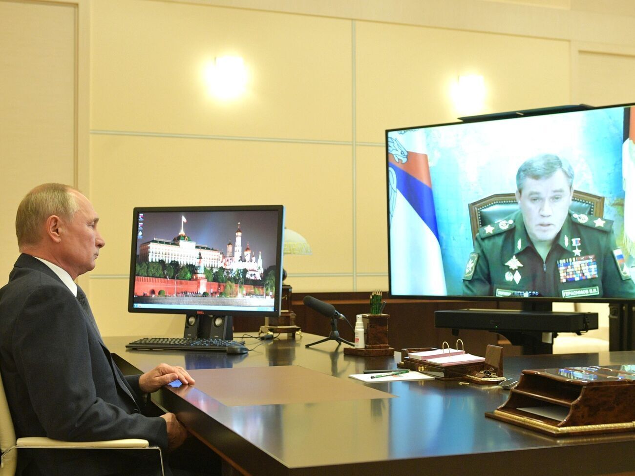 Путін (ліворуч) після військових невдач в Україні нацькував на російських генералів Кадирова та Пригожина, заявив Піонтковський