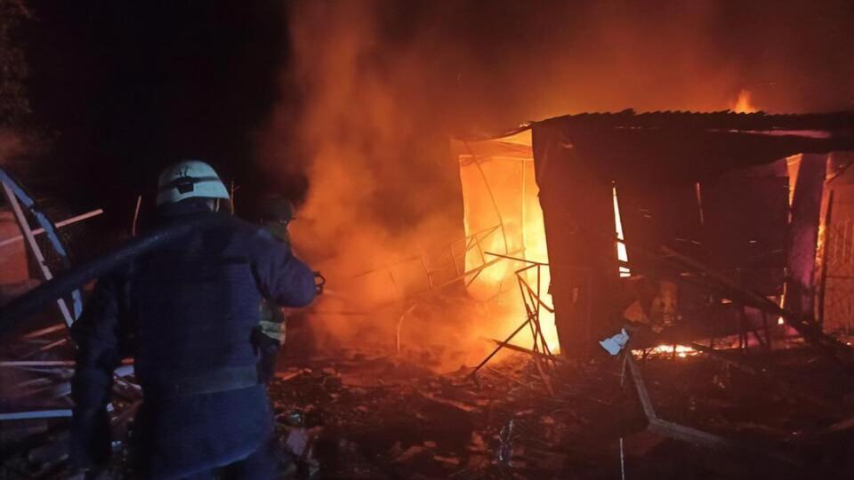У Дніпрі після прильотів виникла пожежа на приватному підприємстві