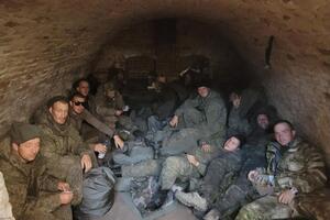 За даними Чикова, багато російських "відмовників", як і раніше, перебувають "на підвалах" на Донбасі