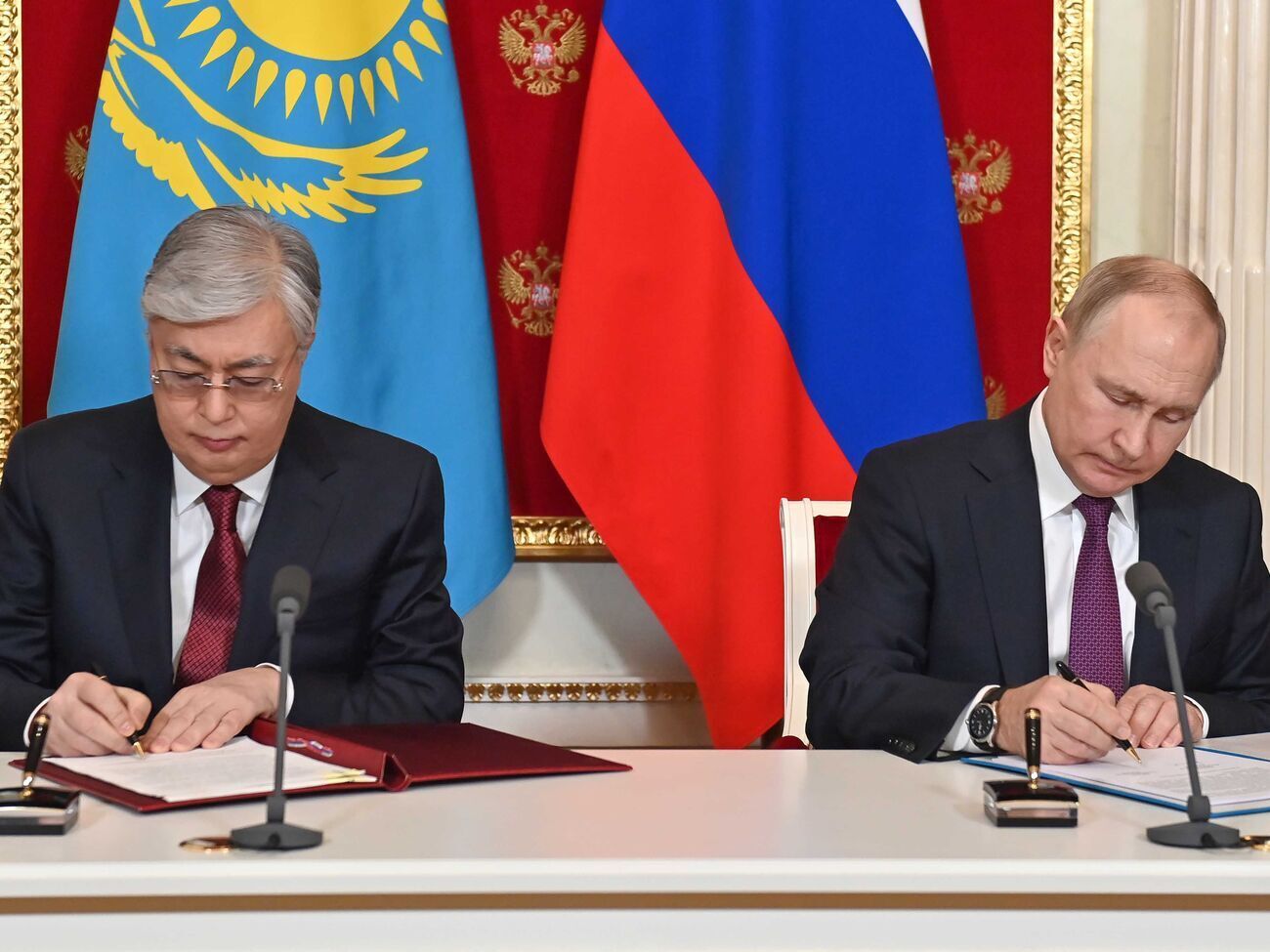 СМИ отмечают, что Токаев во время встречи с Путиным почти не смотрел на него