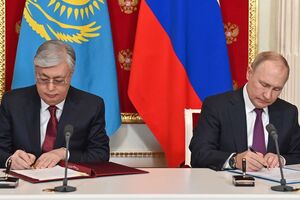ЗМІ зазначають, що Токаєв під час зустрічі з Путіним майже не дивився на нього