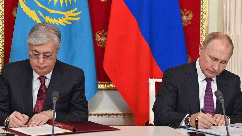 ЗМІ зазначають, що Токаєв під час зустрічі з Путіним майже не дивився на нього
