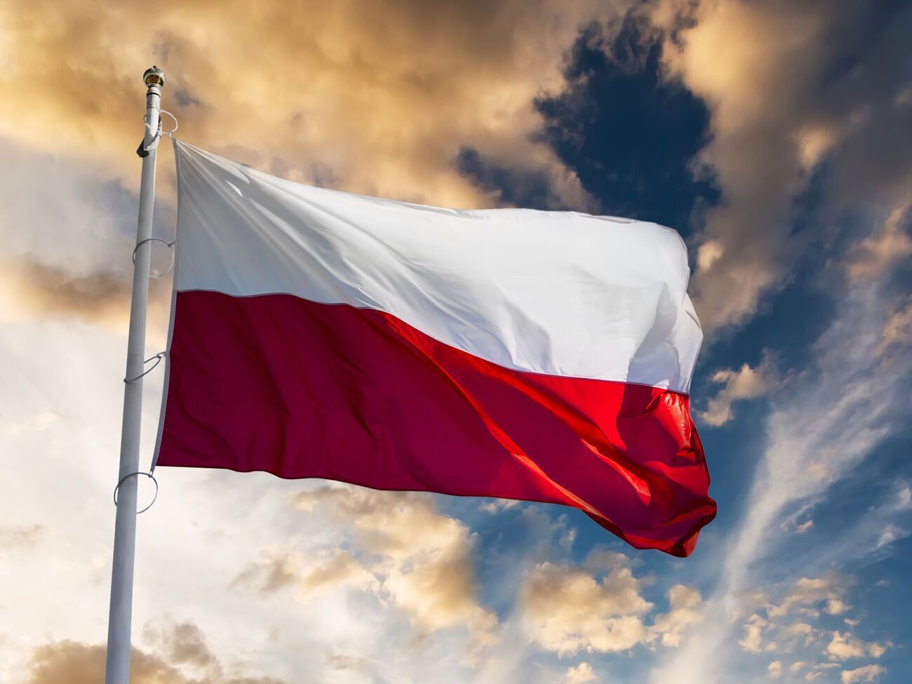Информация о подготовке к референдуму о присоединении западных областей Украины к Польше – попытка разжечь споры между Польшей и Украиной, заявил спикер польского МИД