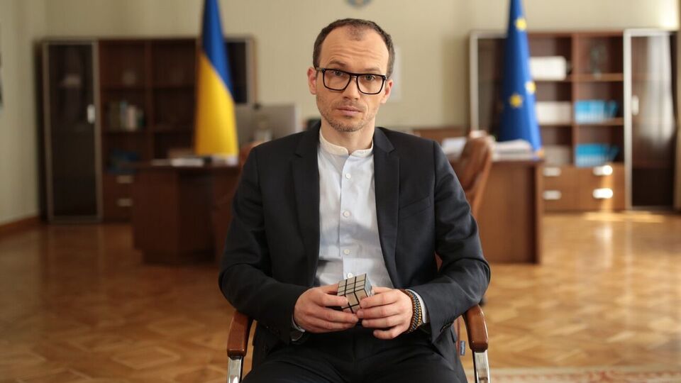 Отвечать за военные преступления должны не только офицеры нижнего звена или солдаты, но также и топы РФ, отметил Малюська